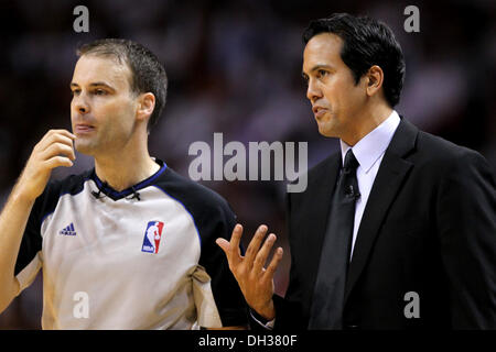 Miami, Floride, USA. 29 Oct, 2013. L'entraîneur-chef Miami Heat Erik Spoelstra avec arbitre Steve Javie (29) au cours de la soirée d'ouverture de la saison 2013-2014 à l'AmericanAirlines Arena de Miami, Floride, le mardi, 29 octobre, 2013. © Gary Coronado/Le Palm Beach Post/ZUMAPRESS.com/Alamy Live News Banque D'Images