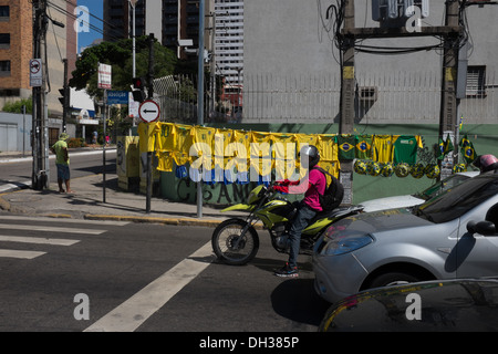 Brésil maillots de football et des courts-circuits dans les couleurs football soccer en vente sur une rue avant un match, Fortaleza, Brésil Banque D'Images