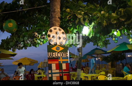 Le restaurant/bar de plage avec le football et le drapeau brésilien signe sur arbre. Fortaleza, Brésil qui va à des fans de bienvenue la Coupe du monde. Banque D'Images