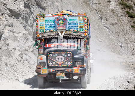 Décorée dans des couleurs vives, Tata indiennes cago chariot négocie les matières dangereuses Zoji La Pass dans la région himalayenne du Cachemire Banque D'Images