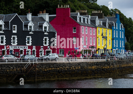 Cyclistes roulent par bâtiments colorés dans les Highlands, Ecosse, Royaume-Uni Banque D'Images