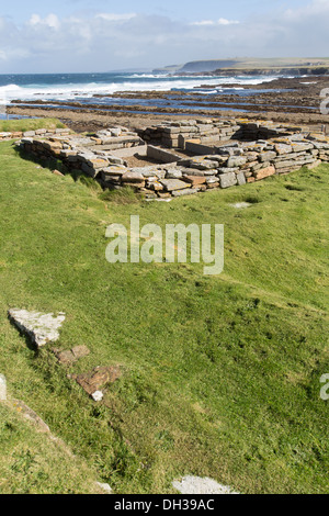 Des îles Orcades, en Écosse. Vue pittoresque de la ville de Birsay, avec Birsay Bay à l'arrière-plan. Banque D'Images