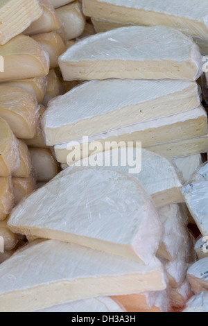 Edam et fromage Brie dans du cellophane Emballage de protection Banque D'Images