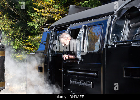 Une locomotive à vapeur et le moteur pilote sur le chemin de fer de montagne du Harz à eisfelder Tahmuhle Banque D'Images