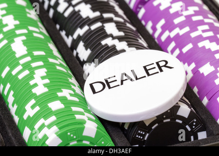 Ensemble de jetons de poker et bouton dealer Banque D'Images