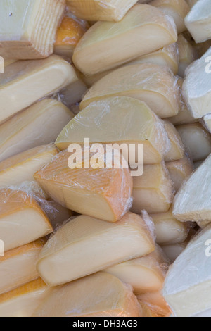 Edam et fromage Brie dans du cellophane Emballage de protection Banque D'Images