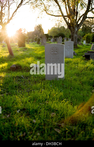 La Tombe de H Walker du South Lancashire regt qui est mort le 17 décembre 1914 parmi les tombes au cimetière Hill Lane Banque D'Images