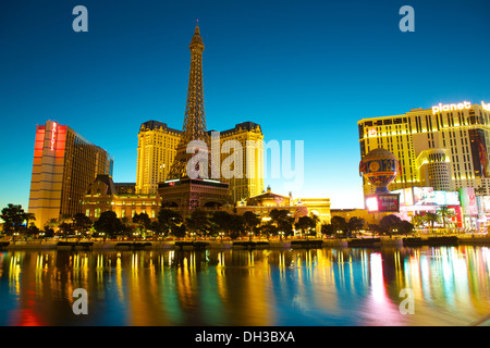 Le Bellagio Lac, la bande et le Las Vegas Skyline au lever du soleil. Banque D'Images