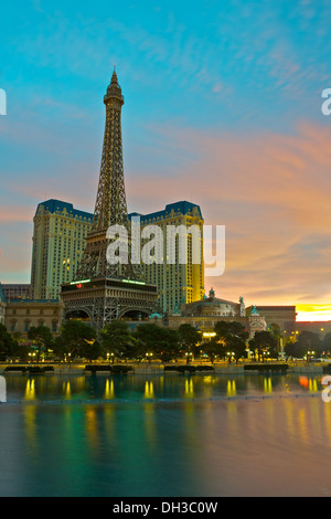 Le Paris Vu du lac Bellagio et le Strip de Las Vegas au lever du soleil. Banque D'Images