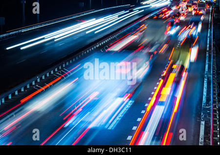 Le trafic de nuit avec des traces floues des voitures Banque D'Images