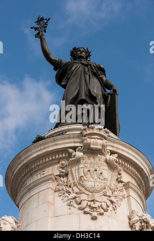 Statue de la figure emblématique, Marianne, à Paris, Place de la République Banque D'Images