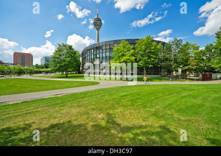 Vue sur le bâtiment du parlement, la Rheinturm tour et le bâtiment Stadttor, Düsseldorf, Rhénanie du Nord-Westphalie Banque D'Images