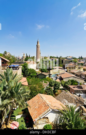 Avis de Kaleiçi, Yivil Minare minaret de la mosquée Alaiddin au dos, Kaleiçi, vieille ville d'Antalya, Turquie, Asie Banque D'Images