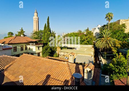 Avis de Kaleiçi, Yivil Minare minaret de la mosquée Alaiddin au dos, Kaleiçi, vieille ville d'Antalya, Turquie, Asie Banque D'Images