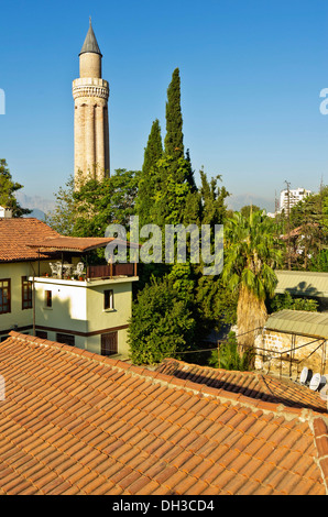 Avis de Kaleiçi, Yivil Minare minaret de la mosquée Alaiddin au dos, Kaleiçi, vieille ville d'Antalya, Turquie, Asie Banque D'Images