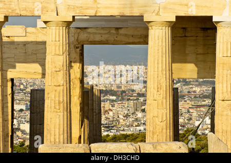 Vue à travers l'Erechtheion temple vers la ville d'Athènes, l'Acropole, Athènes, Grèce, Europe Banque D'Images