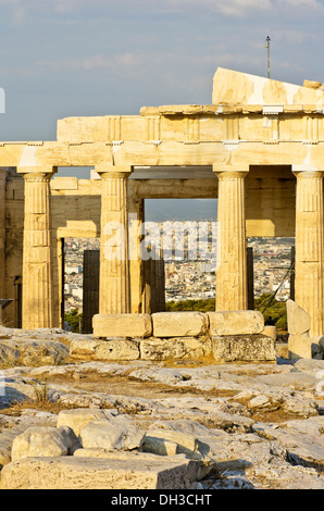 Vue à travers l'Erechtheion temple vers la ville d'Athènes, l'Acropole, Athènes, Grèce, Europe Banque D'Images