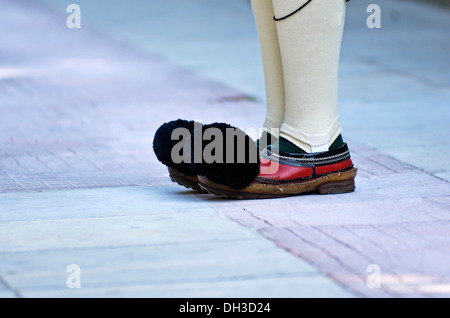 Evzone, garde présidentielle, détail, pieds, au cours de la relève de la garde derrière le Parlement sur la place Syntagma, Athènes Banque D'Images