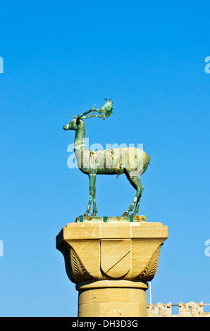 Elafos, sculpture d'un cerf sur une colonne à l'entrée du port de Rhodes, le port de Mandraki, Rhodes, l'île de Rhodes, Dodécanèse Banque D'Images