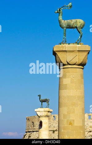 Entrée du port de Rhodes avec Elafos Elafina et sculptures, d'un cerf mâle et une biche sur les colonnes, le port de Mandraki, Rhodes Banque D'Images