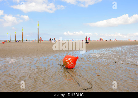 Bouée marquée "Baden Verboten' ou 'Non'' sur la plage de St Peter-Ording, Schleswig-Holstein Banque D'Images