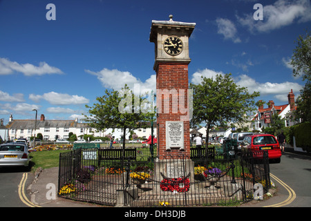 Une brique de l'horloge, Shaldon, commémorant tombé dans la PREMIÈRE GUERRE MONDIALE, aux balustrades et maisons derrière. Banque D'Images