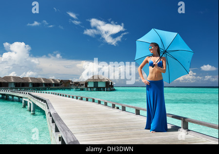 Femme sur une plage jetée à Maldives Banque D'Images