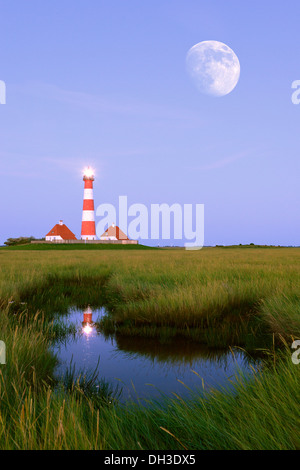 Westerheversand phare, lune, composer, Büsum, Mer du Nord, Frise du Nord, Schleswig-Holstein, Allemagne du nord Banque D'Images