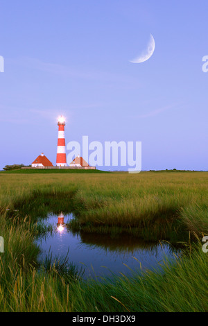 Westerheversand phare, lune, composer, Büsum, Mer du Nord, Frise du Nord, Schleswig-Holstein, Allemagne du nord Banque D'Images