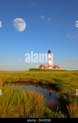 Westerheversand phare, lune, composer, Büsum, Mer du Nord, Frise du Nord, Schleswig-Holstein, Allemagne du nord Banque D'Images