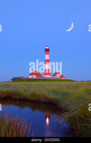 Westerheversand phare, lune, composer, Büsum, Mer du Nord, Frise du Nord, Schleswig-Holstein, Allemagne du nord Banque D'Images