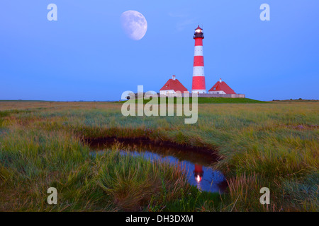 Westerheversand phare, lune, composer, Büsum, Mer du Nord, Frise du Nord, Schleswig-Holstein, Allemagne du nord Banque D'Images