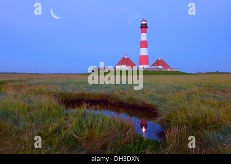 Westerheversand phare, lune, composer, Büsum, Mer du Nord, Frise du Nord, Schleswig-Holstein, Allemagne du nord Banque D'Images