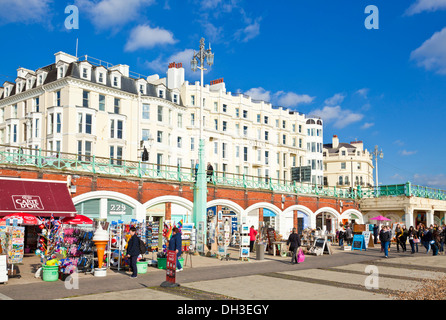 Le front de mer et de cafés de plage sur la promenade de Brighton, à proximité de la plage Brighton West Sussex England UK GB EU Europe Banque D'Images