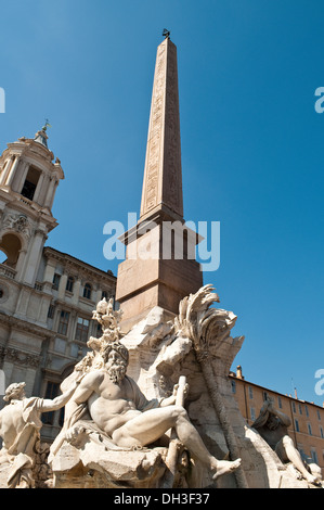 Fontaine des Quatre Fleuves avec obélisque égyptien sur la Piazza Navona, Rome, Italie Banque D'Images