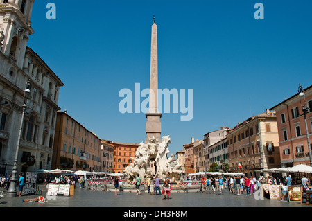 Fontaine des Quatre Fleuves avec obélisque égyptien sur la Piazza Navona, Rome, Italie Banque D'Images