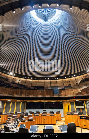 Voir jusqu'à l'entonnoir toit du Siambr ou débattre dans la chambre Senedd ou Assemblée nationale du Pays de Galles à Cardiff Bay. Banque D'Images