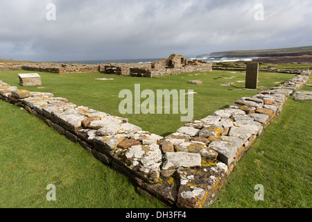 Des îles Orcades, en Écosse. Vue pittoresque de la ville de Birsay, avec Birsay Bay à l'arrière-plan. Banque D'Images