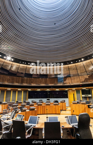 Voir jusqu'à l'entonnoir toit du Siambr ou débattre dans la chambre Senedd ou Assemblée nationale du Pays de Galles à Cardiff Bay. Banque D'Images