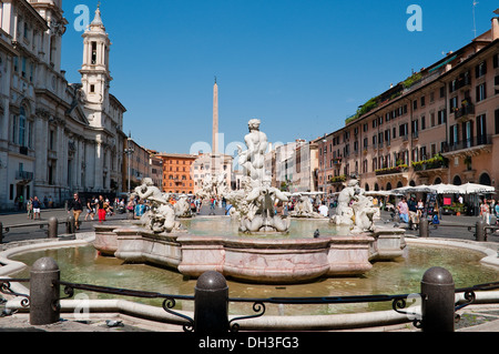 Moor et Fontaine Fontaine des Quatre Fleuves avec obélisque égyptien au-delà de la place Piazza Navona, Rome, Italie Banque D'Images