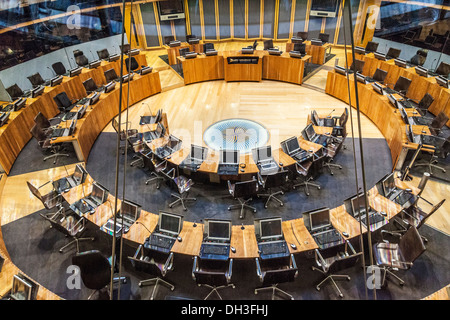 Le Siambr ou hémicycle dans le Senedd ou Assemblée nationale du Pays de Galles à Cardiff Bay. Banque D'Images