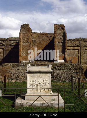 L'Italie. Pompéi. Temple de Vespasien. Autel représentant une scène de sacrifice. Banque D'Images