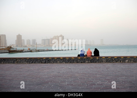 Pour l'avenir - trois femmes sur la digue à Katara, Doha, Qatar Banque D'Images