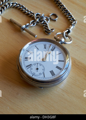 Montre de poche à l'ancienne avec chaîne à près de 12,00 Banque D'Images