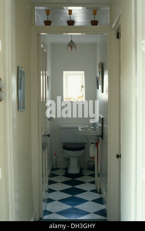 Noir +blanc marbre en damier en petit vestiaire avec toilettes fenêtre ci-dessous Banque D'Images