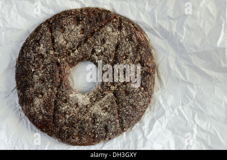 Pain rond traditionnel finlandais ray sur un papier blanc Banque D'Images