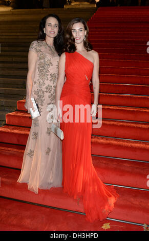 Berlin, Allemagne. 30Th Oct, 2013. Actrice américaine Andie MacDowell (L) et sa fille Rainey Qualley arrivent pour la cérémonie de remise des prix de l'instrumentiste 'Prix Montblanc' dans la Konzerthaus à Gendarmenmarkt à Berlin, Allemagne, 30 octobre 2013. L'événement a lieu dans le cadre d'un concert de gala de la Philharmonie der Nationen. Photo : Jens Kalaene/dpa/Alamy Live News Banque D'Images