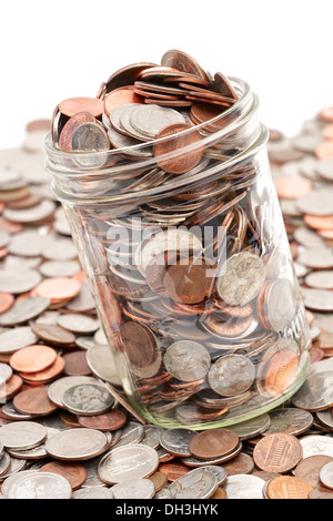 Pot mason de verre plein de changement de poche lâche tomber sur fond blanc Banque D'Images