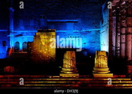 Restes du Temple de Mars Ultor dans le forum d'Auguste la nuit, Rome Italie Banque D'Images