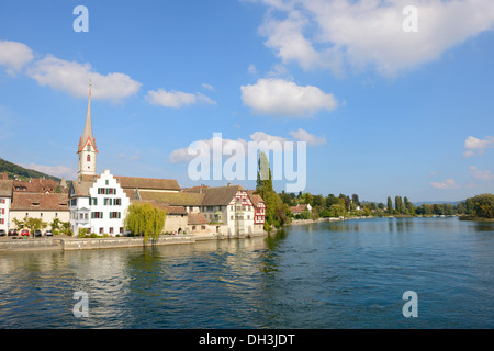 Vue sur le centre historique de Stein am Rhein avec Saint George's Abbey, Stein am Rhein, dans le canton de Schaffhouse, Suisse Banque D'Images